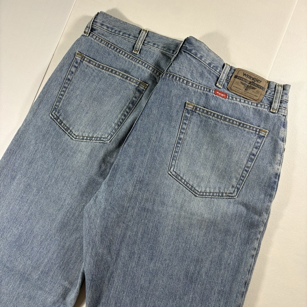 Wrangler Relaxed Fit Light Wash Blue Jeans Men's 38x32 100% Cotton Denim Pants